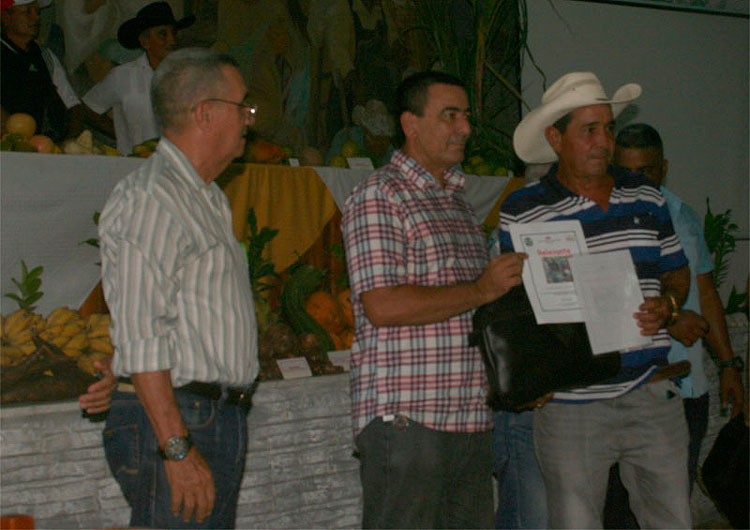 Danilo Rubio Olivera (extrema derecha), destacado productor agroecológico. Danilo Rubio Olivera (extrema derecha), destacado productor agroecológico.