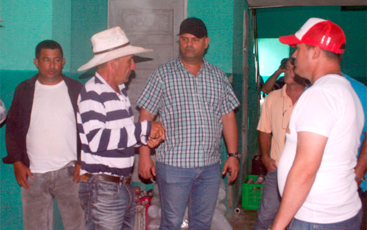 Primer secretario del Partido en Villa Clara, Osnay MIguel Colina Rodríguez, dialoga con Jorge Luis Vázquez Bauta, de la minindustria La Luisa, de Santo Domingo. Primer secretario del Partido en Villa Clara, Osnay MIguel Colina Rodríguez, dialoga con Jorge Luis Vázquez Bauta, de la minindustria La Luisa, de Santo Domingo.