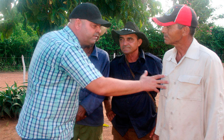 Primer secretario del Partido en Villa Clara, Osnay Miguel Colina, dialoga con Miguel Morales Díaz, presidente de la Cooperativa de Producción Agropecuaria Mariana Grajales. Primer secretario del Partido en Villa Clara, Osnay Miguel Colina, dialoga con Miguel Morales Díaz, presidente de la Cooperativa de Producción Agropecuaria Mariana Grajales.