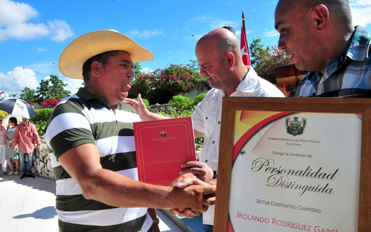 Entrega de la condición de Personalidad Distinguida a campesino de Villa Clara.