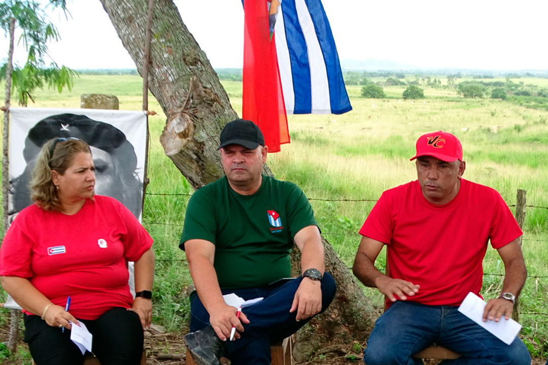 Primer secretario del Partido en Villa Clara, Osnay Miguel Colina, y gobernador, Alberto López, en el encuentro con productores agropecuarios de Placetas.