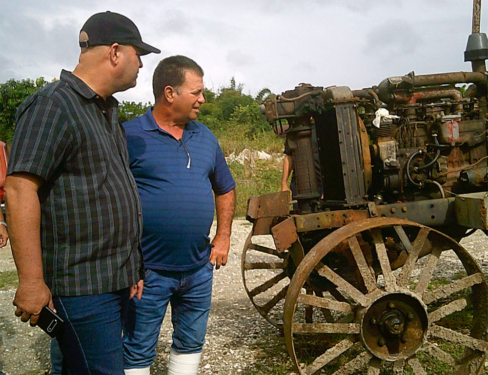 Osnay Miguel Colina, primer secretario del Partido en Villa Clara, y el productor Narciso Ramón Ramírez Machado.