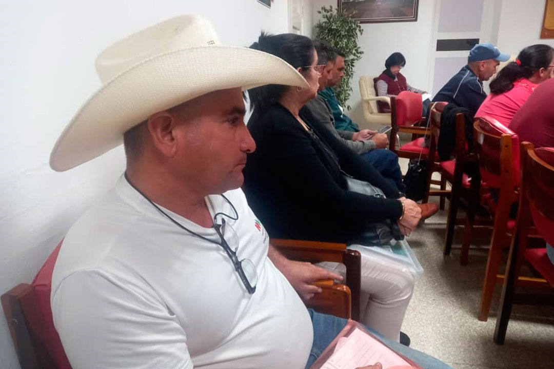 Reunión de análisis de la contratación de las producciones de leche.