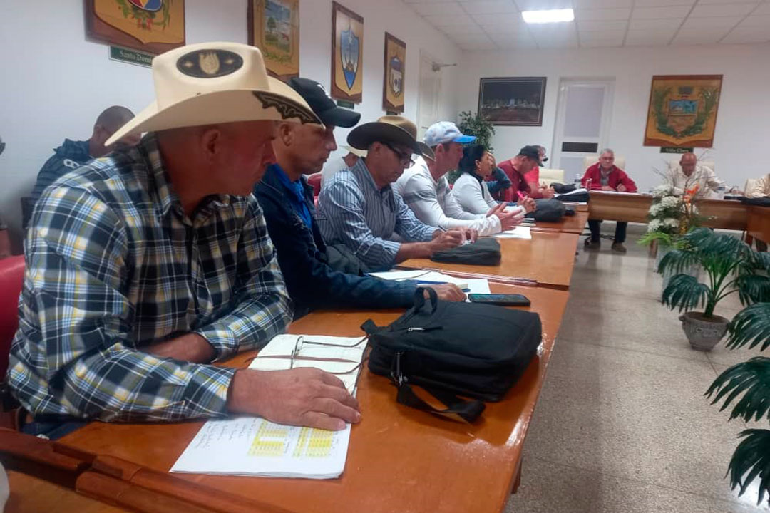 Ganaderos villaclareños en reunión de análisis sobre la producción de leche, presidida por el gobernador, Alberto López Díaz.