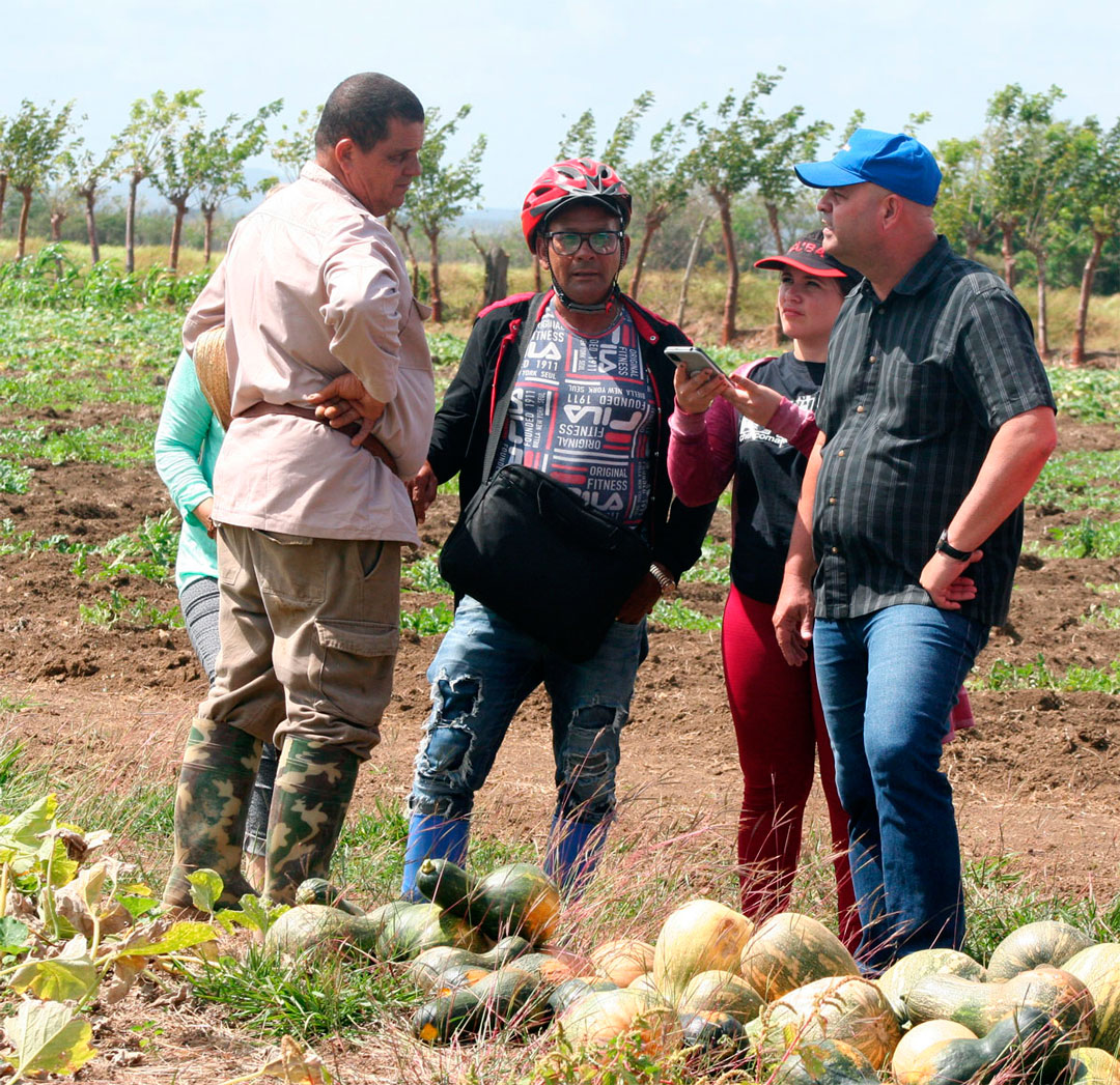 Primer secretario del PCC en Villa Clara, Osnay Miguel Colina Rodríguez, conversa con el campesino Rolando Pérez Rodríguez.