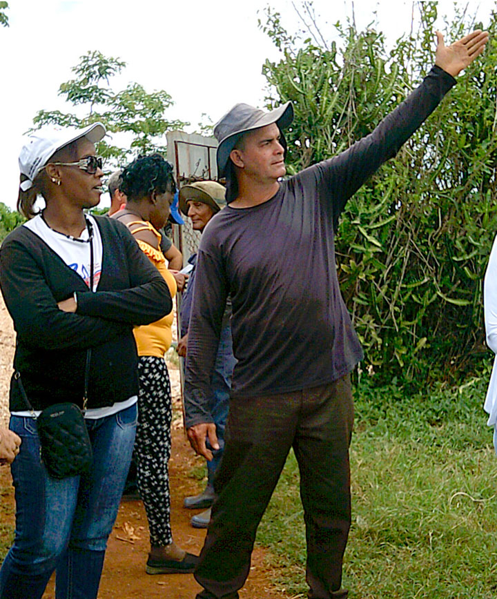 Campesino Abel González y Judith Legón, secretaria de la Comisión Agroalimentaria del Parlamento cubano.