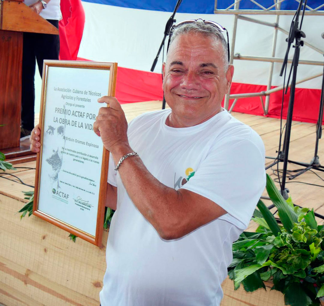 Ingeniero agrónomo Eduin Oramas Espinosa con el Premio por la Obra de la Vida.