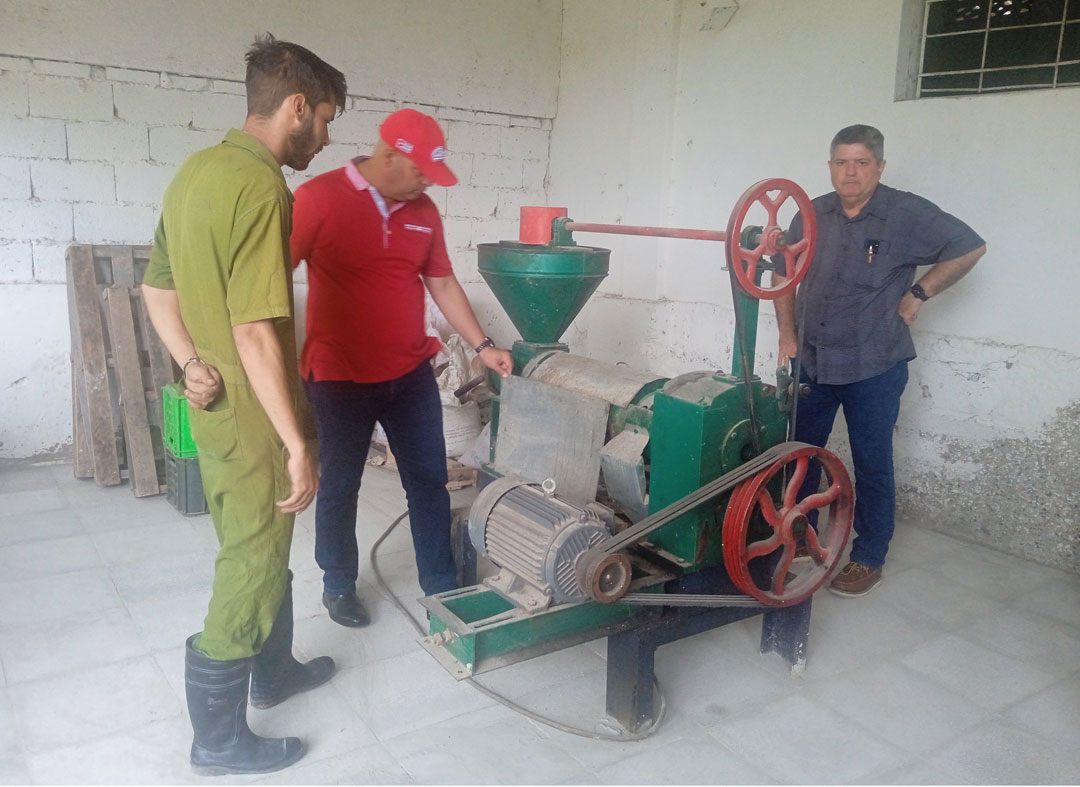 Osnay Miguel Colina, secretario del PCC en Villa Clara, durante el recorrido por la empresa porcina de Placetas.