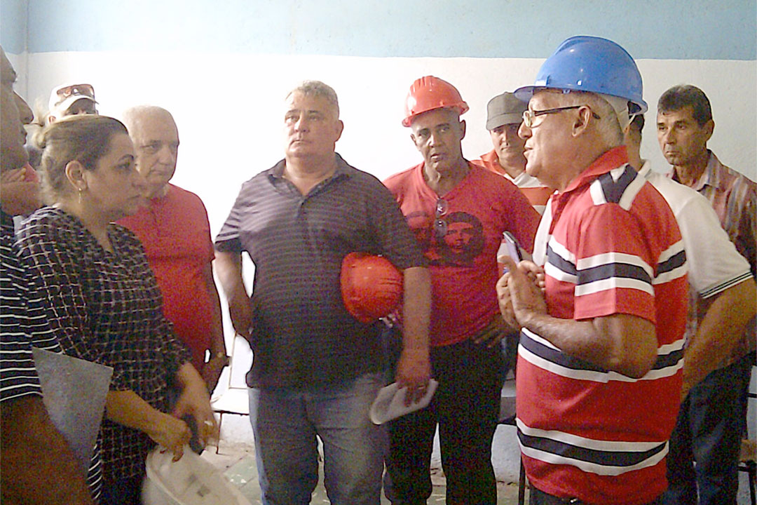 Primera secretaria del PCC, Susely Morfa, chequea preparativos de zafra.