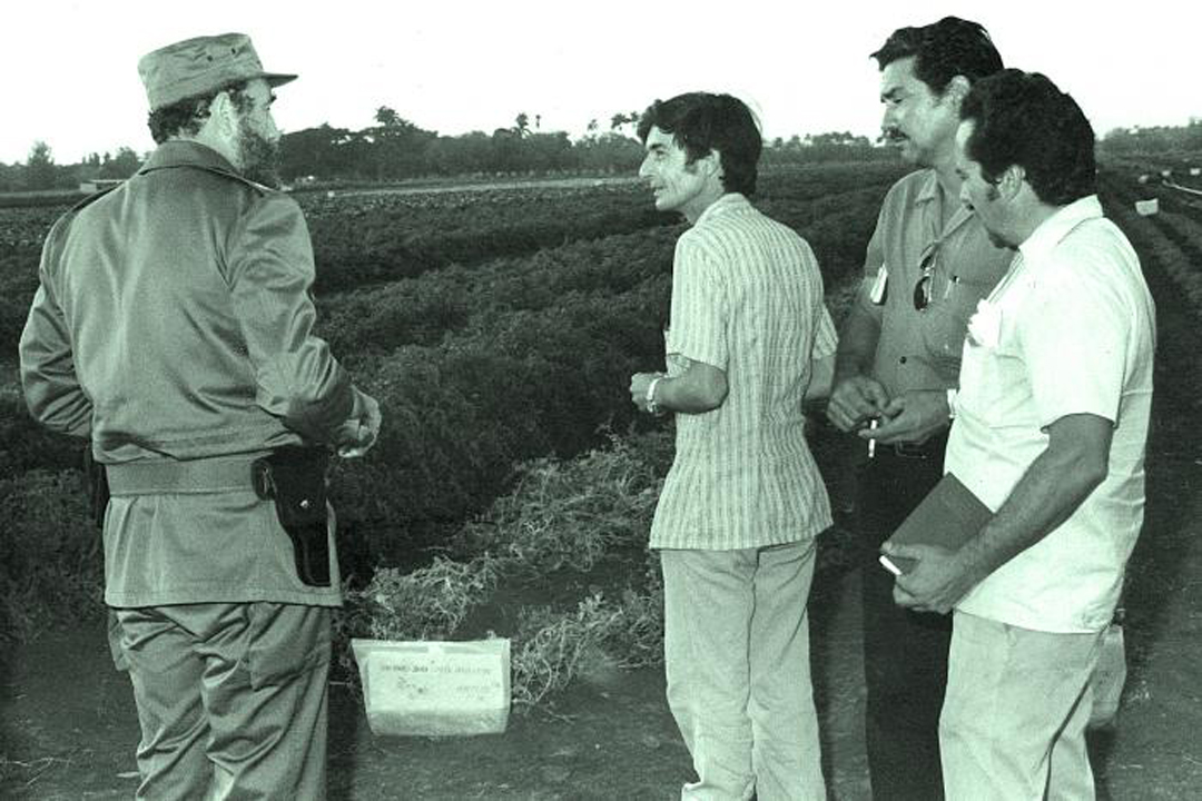 Fidel Castro conversa con agricultores