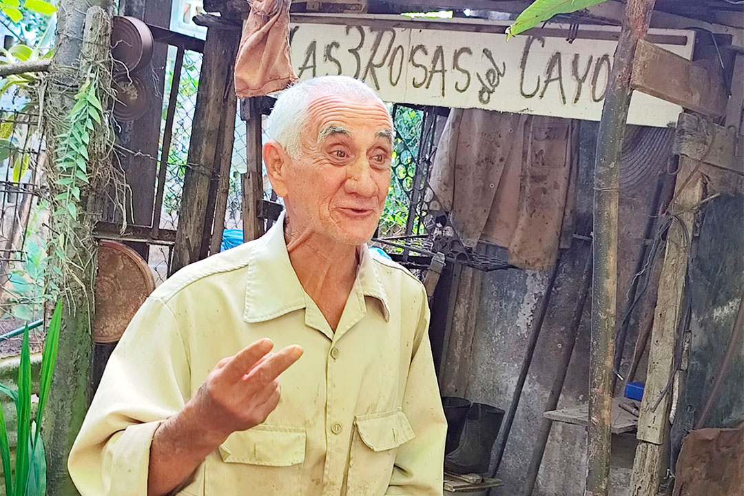 Luis Vega Cuéllar en su patio de referencia Las 3 rosas del Cayo.