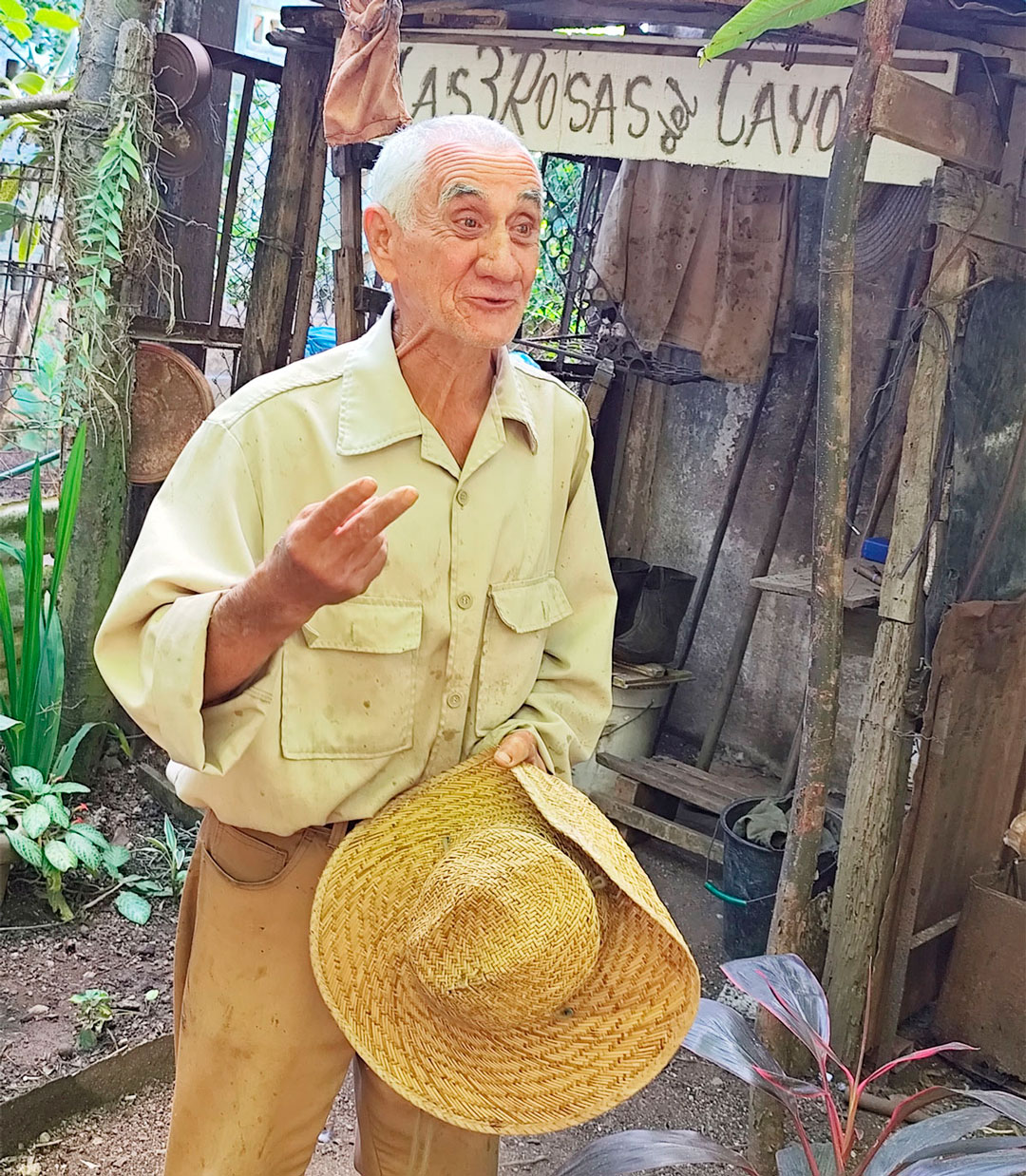 Luis Vega Cuéllar en su patio de referencia Las 3 rosas del Cayo. (Foto: Luis Machado Ordetx)