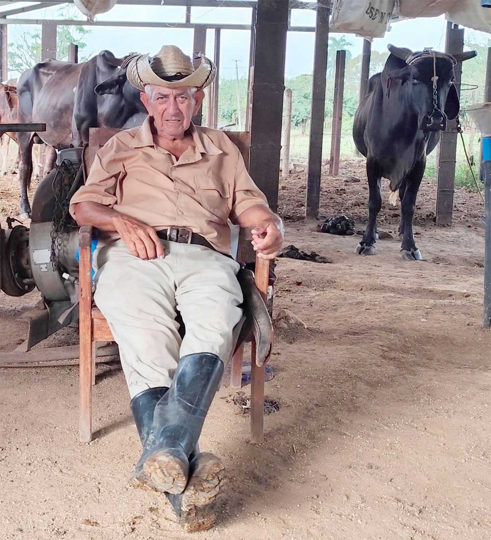 Omar (Carreta) Jiménez Ramos después de una jornada en el adiestramiento de bueyes.