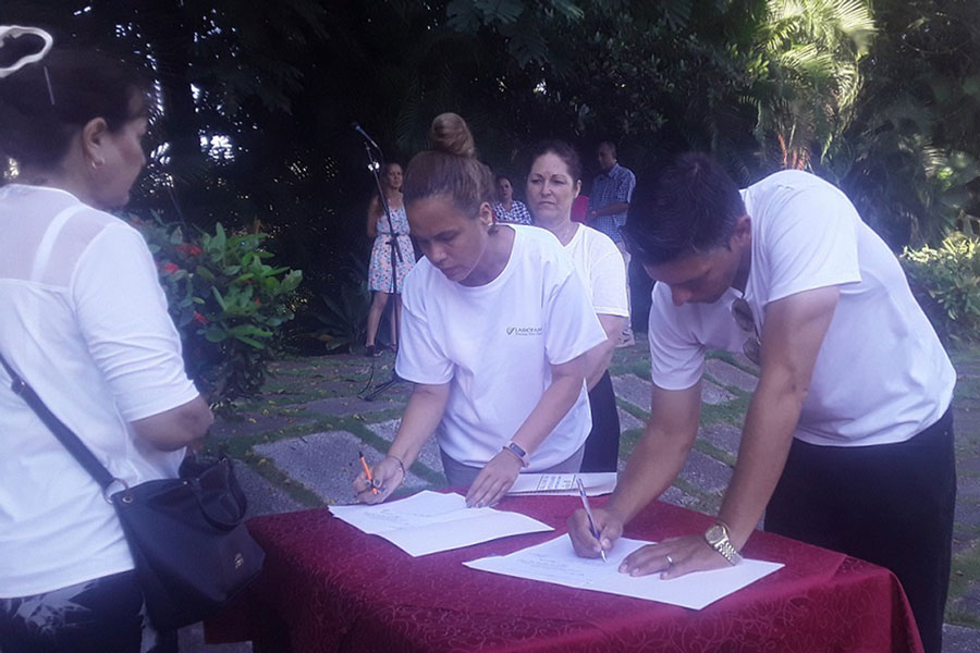 Trabajadores firmando compromiso.