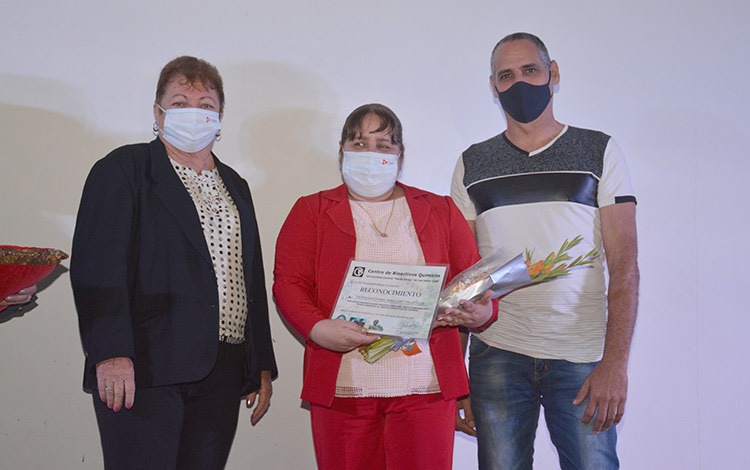 Rectora de la la Universidad Central «Marta Abreu » de Las Villas, Osana Molerio Pérez, entrega reconocimiento al CBQ, representado por su directora, Zenaida Rodríguez Negrín. Rectora de la la Universidad Central «Marta Abreu » de Las Villas, Osana Molerio Pérez, entrega reconocimiento al CBQ, representado por su directora, Zenaida Rodríguez Negrín.