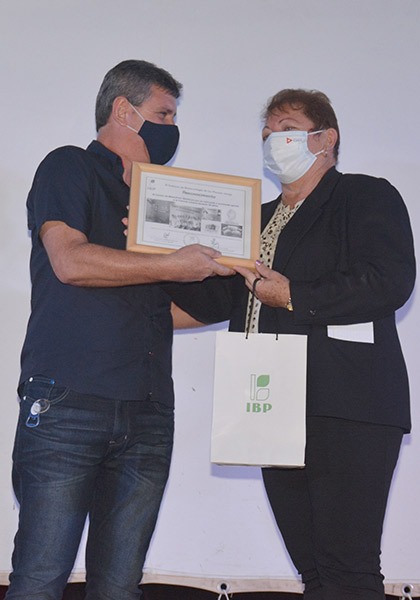 Director del Instituto de Biotecnología de las Plantas, Osvaldo Fernández Martínez, reconoce a Zenaida Rodríguez Negrín, directora del Centro de Bioactivos Químicos. Director del Instituto de Biotecnología de las Plantas, Osvaldo Fernández Martínez, reconoce a Zenaida Rodríguez Negrín, directora del Centro de Bioactivos Químicos.