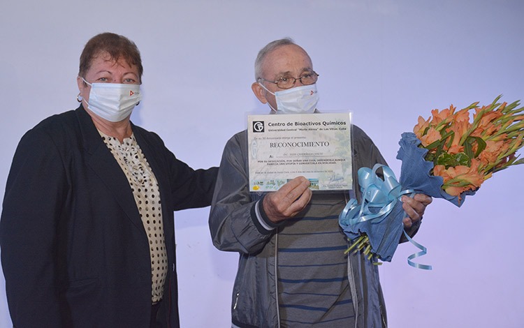 Doctores Zenaida Rodríguez Negrín y Nilo Castañedo Cancio, actual directora y director fundador del Centro de Bioactivos Químicos de la Universidad Central «Marta Abreu » de Las Villas. Doctores Zenaida Rodríguez Negrín y Nilo Castañedo Cancio, actual directora y director fundador del Centro de Bioactivos Químicos de la Universidad Central «Marta Abreu » de Las Villas.
