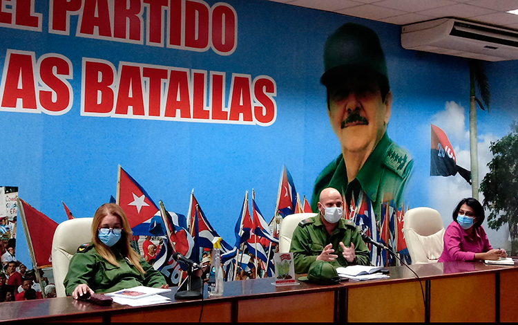 Presidenta del Consejo de Defensa Provincial de Villa Clara, Yudí Rodríguez Hernández, encabeza reunión de científicos sobre el tema de la COVID-19.