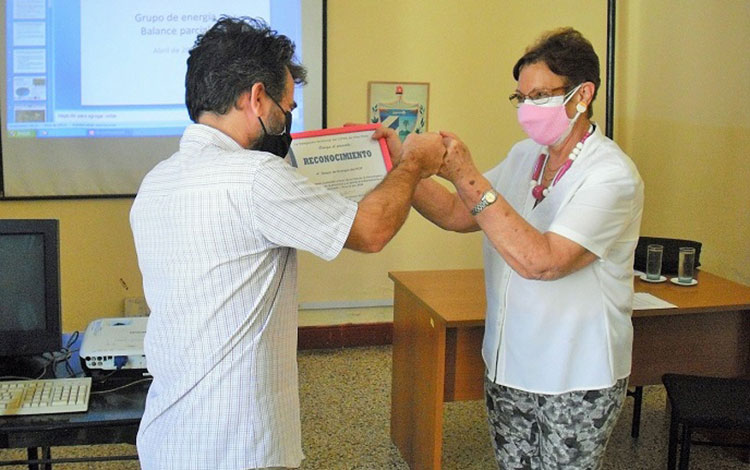 Grupo de Energía entrega reconocimiento a la delegación del Citma en Villa Clara.