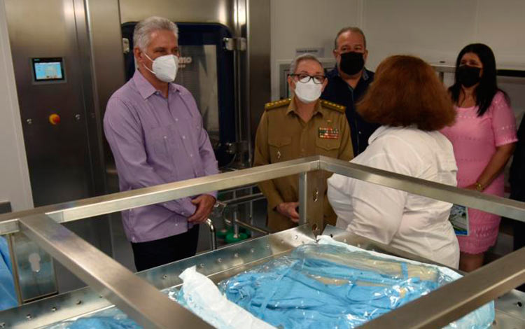 Presidente cubano, MIguel Díaz-Canel Bermúdez y el General de Ejército Raúl Castro Ruz, recorren instalaciones del Complejo Industrial Biotecnológico CIGB Mariel S.A..