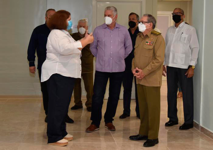 Presidente cubano, Miguel Díaz-Canel Bermúdez, y el General de Ejército Raúl Castro Ruz recorren el CIGB Mariel S.A. Presidente cubano, Miguel Díaz-Canel Bermúdez, y el General de Ejército Raúl Castro Ruz recorren el CIGB Mariel S.A.