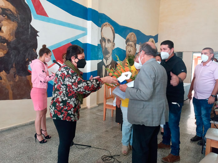 Reconocimiento del polo científico de Villa Clara a Agustín Lage Dávila, asesor de BioCubaFarma. Reconocimiento del polo científico de Villa Clara a Agustín Lage Dávila, asesor de BioCubaFarma.