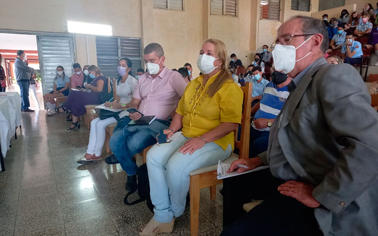 Yudí Rodríguez, primera secretaria del PCC en Villa Clara, y Agustín Lage Dávila, durante el taller sobre la reserva científica en Villa Clara.