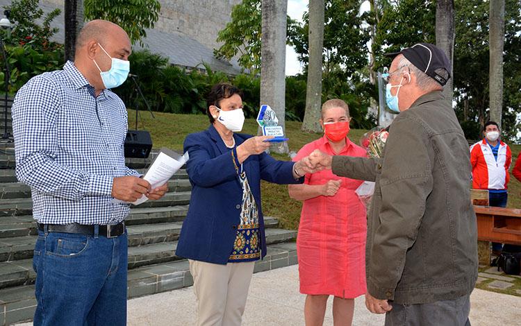 El Dr. Nilo Castañedo Cancio recibió un reconocimiento entre un grupo de fundadores del Polo Científico Productivo de Villa Clara.