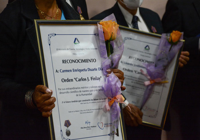 Cientí­ficos cubanos reciben la Orden Carlos J. Finlay.