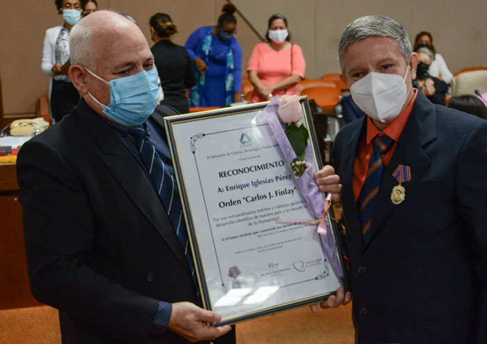 Cientí­ficos cubanos reciben la Orden Carlos J. Finlay.