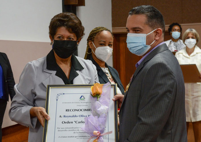 Cientí­ficos cubanos reciben la Orden Carlos J. Finlay.