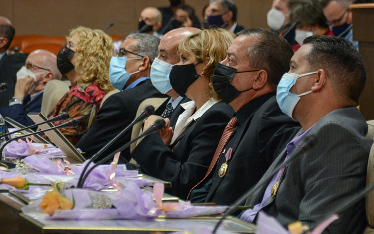 Cientí­ficos cubanos reciben la Orden Carlos J. Finlay.