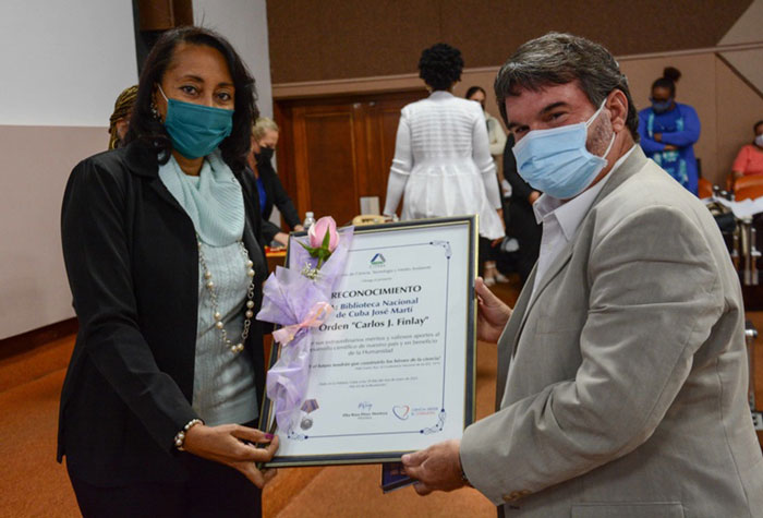 Cientí­ficos cubanos reciben la Orden Carlos J. Finlay.