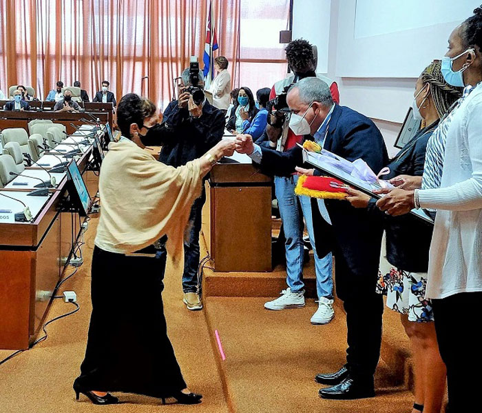 Marí­a del Carmen Velasco, delegada del Citma en Villa Clara, recibe la Orden Carlos J. Finlay.