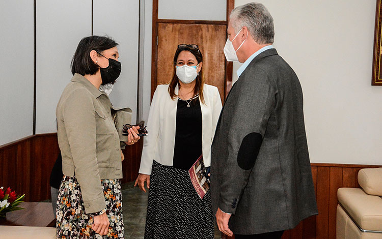 Presidente cubano, Miguel Díaz-Canel Bermúdez, y Silvia Schwaag Serger, miembro del Consejo de Innovación del Gobierno de Suecia. Presidente cubano, Miguel Díaz-Canel Bermúdez, y Silvia Schwaag Serger, miembro del Consejo de Innovación del Gobierno de Suecia.