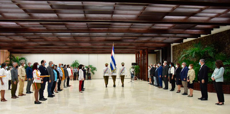 Acto de entrega de la Medalla para Inventores a científicos cubanos por las vacunas anti-COVID-19. 