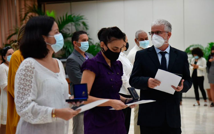 Científicos cubanos que recibieron la Medalla para Inventores por las vacunas anti-COVID-19. Científicos cubanos que recibieron la Medalla para Inventores por las vacunas anti-COVID-19.