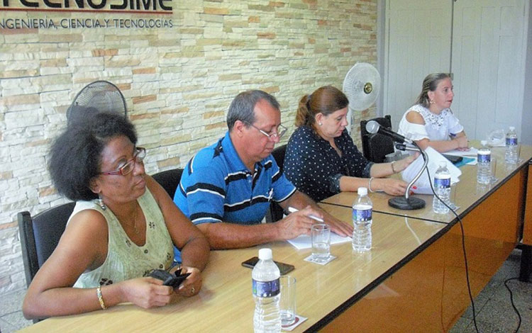 Doctores Gladys Cañizares Pentón y Guillermo Saura González y la máster Lourdes Castelo Valdés. Doctores Gladys Cañizares Pentón y Guillermo Saura González y la máster Lourdes Castelo Valdés.