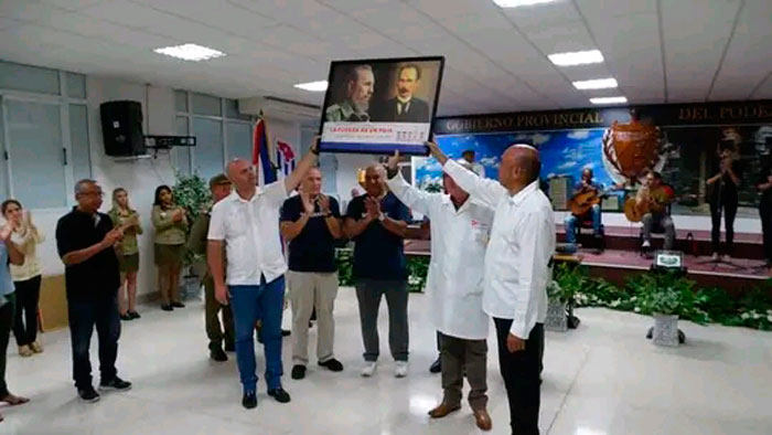Científicos que participaron en la creación de candidatos vacunales anti-COVID-19 obsequian cuadro a la provincia de Villa Clara. Científicos que participaron en la creación de candidatos vacunales anti-COVID-19 obsequian cuadro a la provincia de Villa Clara.