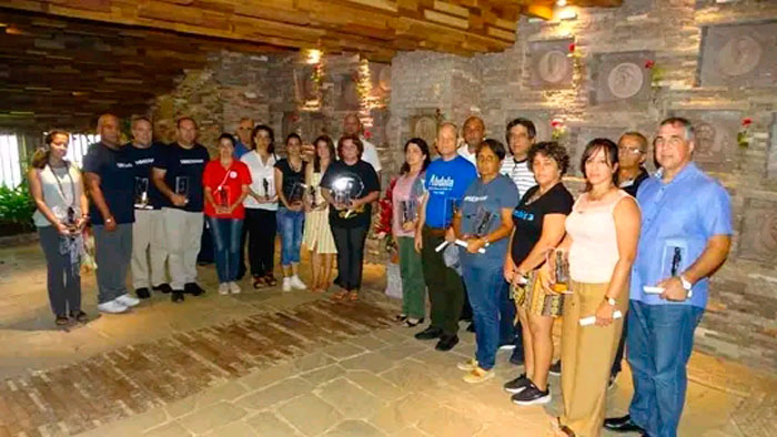 Científicos que participaron en la creación de candidatos vacunales anti-COVID-19 rinden homenaje a Ernesto Che Guevara en el memorial de Santa Clara. Científicos que participaron en la creación de candidatos vacunales anti-COVID-19 rinden homenaje a Ernesto Che Guevara en el memorial de Santa Clara.