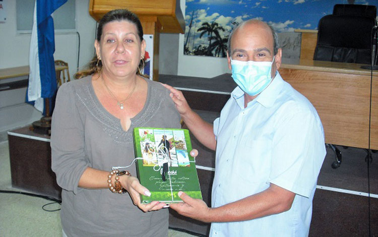 Luis Orlando Pichardo Moya recibe reconocimiento por su designación como presidente de la Sociedad Cubana de Geografía. Luis Orlando Pichardo Moya recibe reconocimiento por su designación como presidente de la Sociedad Cubana de Geografía.