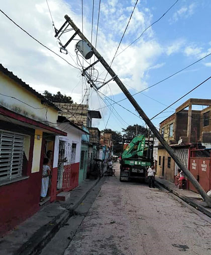 Poste del servicio eléctrico inclinado por los vientos de la tormenta del 1.o de septiembre de 2022. Poste del servicio eléctrico inclinado por los vientos de la tormenta del 1.o de septiembre de 2022.
