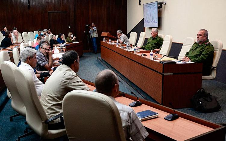 Reunión de la dirección del país con expertos y científicos cubanos.