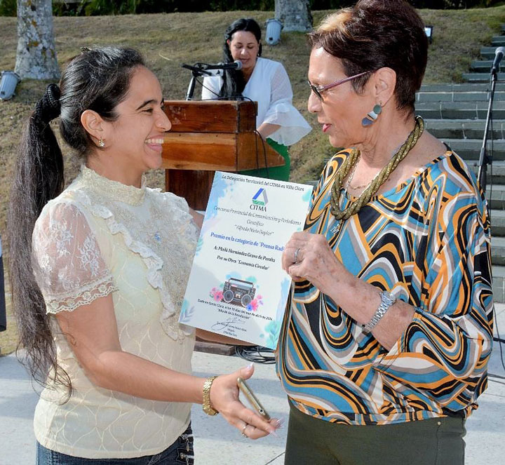 Periodista Maylé Hernández, premio de radio en concurso provincial de periodismo cientítico.