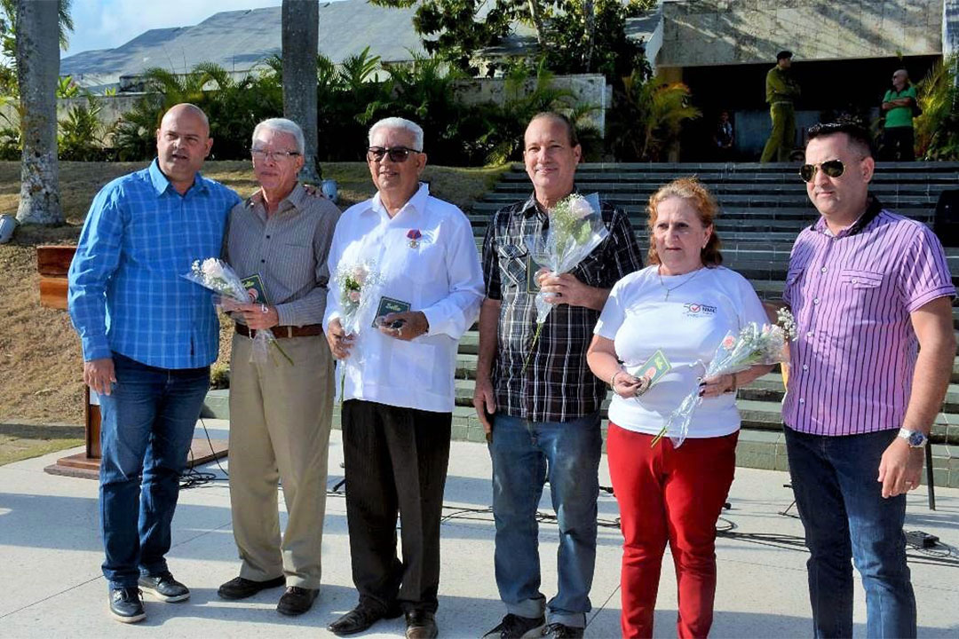 Reciban sello 65 Aniversario de la Batalla de Santa Clara.