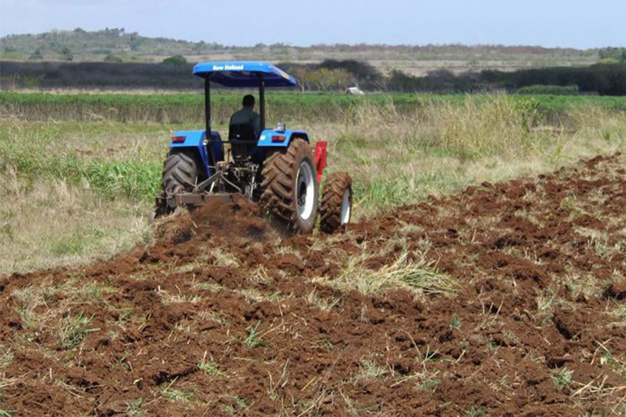 Preparación de tierra con tractor.