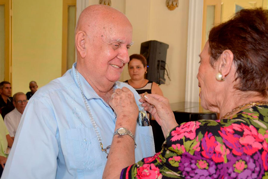 Un académico de honor por la Biomedicina lo es el Dr. Armando Caballero López.