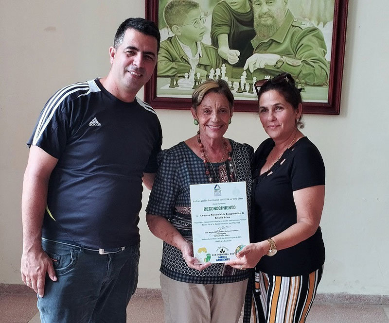 De economía circular se habló en el Palacio del Ajedrez en Santa Clara 6 Reconocimiento a la Empresa de Recuperación de Materias Primas en Villa Clara.