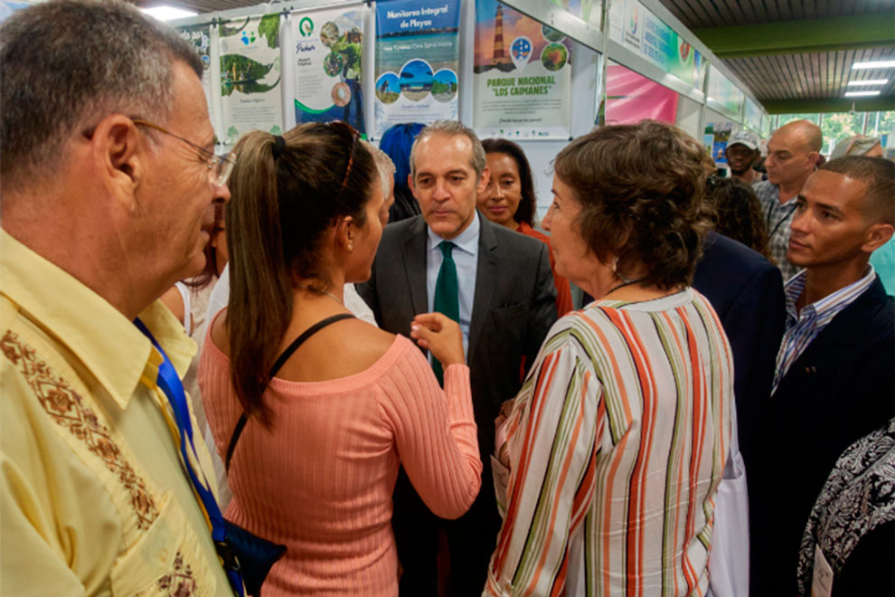 Ministro del Citma visita el stand del Cesam de Villa Clara.