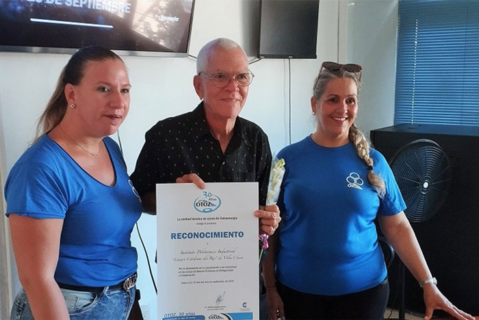 El ingeniero Alfredo Moya Colina recibió el estímulo en representación del Instituto Politécnico Industrial Lázaro Cárdenas.